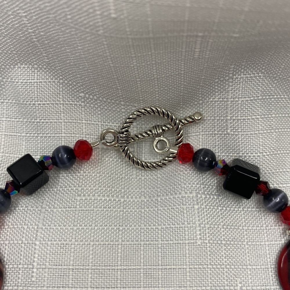 Handcrafted Red and Black Shell Necklace and Earring Set - Picture 4 of 5
